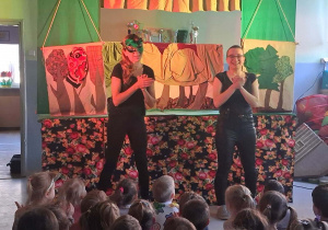 Dzieci oglądające teatrzyk