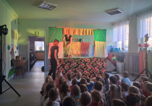 Dzieci oglądające teatrzyk