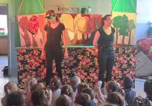 Dzieci oglądające teatrzyk