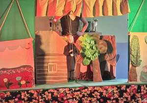 Dzieci oglądające teatrzyk