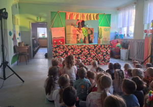 Dzieci oglądające teatrzyk