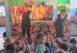 Dzieci oglądające teatrzyk