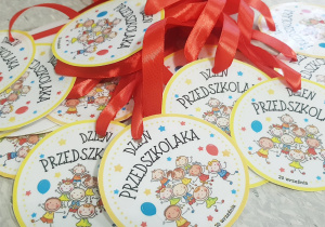 ZDJĘCIE MEDALI DLA PRZEDSZKOLAKÓW