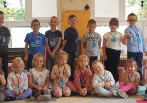 DZIECI Z GRUPY NIEBIESKIEJ POZUJĄ DO ZDJĘCIA W SWOJEJ SALI Z ZAWIESZINYMI MEDALAMI PO UROCZYSTOŚCI DNIA PRZEDSZKOLAKA.