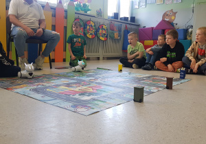 Dzieci z grupy Niebieskiej podczas warsztatów ekologicznych.