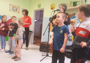 Wybrane dzieci akompaniują do danego utworu muzycznego.