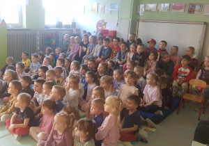 Dzieci oglądające przedstawienie teatralne.