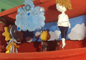 Scena teatralna z pacynką Grabuska.