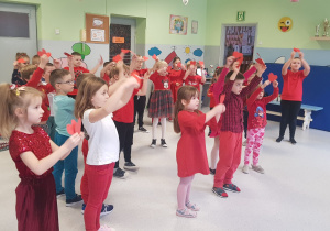 Grupa Zielona i Niebieska w zabawie z sercami.