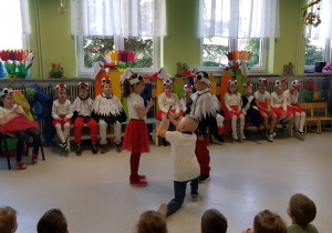 Grupa Niebieska przedstawia teatrzyk o wiośnie