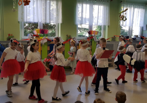 Grupa Niebieska przedstawia teatrzyk o wiośnie