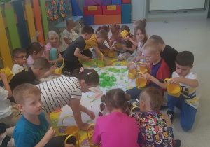 Warsztaty wielkanocne w grupie Niebieskiej.