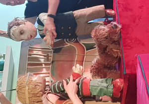 Aktorzy operujący marionetkami.