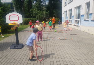 Swobodna aktywność ruchowa - dzieci z różnych grup.