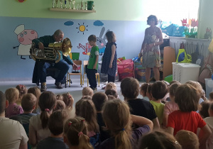 Muzyk prezentuje budowę i dźwięk instrumentu muzycznego.