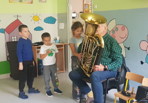 Muzyk prezentuje grę na instrumencie.
