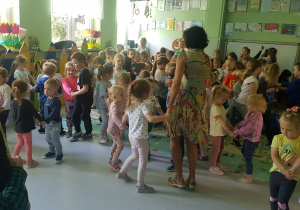 Tańce dzieci przy akompaniamencie instrumentów muzycznych.