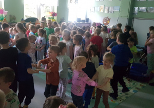 Swobodna aktywność muzyczna dzieci przy dźwiękach instrumentu.