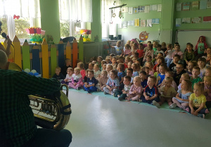 Pokaz i opis instrumentu przez muzyka i prezenterkę.