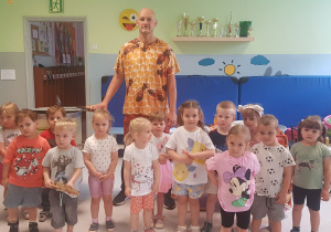 Wspólne zdjęcie z pszczelarzem po zakończonych warsztatach - grupa Pomarańczowa.