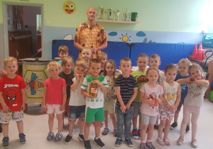 Grupowe zdjęcie z pszczelarzem po odbytych warsztatach - grupa Czerwona.